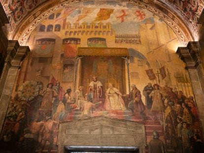 Una imagen de la pintura mural en la que se ve a unos indios realizando ofrendas a los Reyes Católicos en Barcelona.
