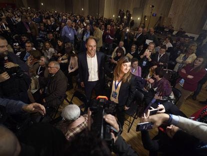 La nueva presidenta del PP en Cantabria, Mar&iacute;a Jos&eacute; Saenz de Buruaga, junto al expresidente Ignacio Diego.