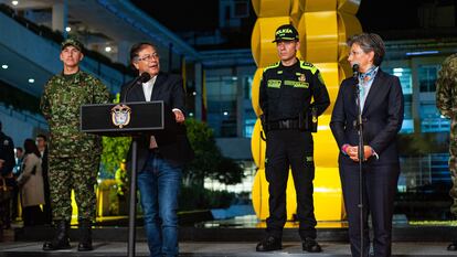 El presidente de Colombia, Gustavo Petro, y la alcaldesa de Bogotá, Claudia López, tras el primer Consejo de Seguridad y Paz, el 31 de agosto de 2022.