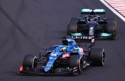 Fernando Alonso por delante, cortándole los espacios a Lewis Hamilton durante el GP de Hungría este domingo.