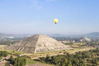 Un globo sobrevolando las pirámides del Sol y la Luna, en Teotihuacán (México).