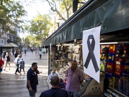 Un lazo negro cuelga de uno de los kioskos de las Ramblas de Barcelona tras el atentado del jueves. 