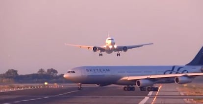 El avión de UTair se dispone a aterrizar en El Prat mientras el de Aerolíneas Argentinas cruza la pista, en una captura de vídeo.