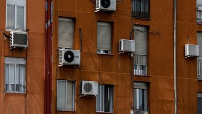Vista exterior de varios aparatos de aire acondicionado, en un bloque de viviendas en Madrid.