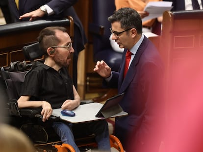 El portavoz de Unidas Podemos en el Congreso, Pablo Echenique, y el ministro de Presidencia, Relaciones con las Cortes y Memoria Democrática, Félix Bolaños, conversaban en el pleno del 22 de junio.