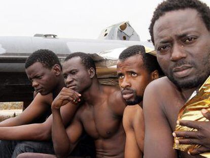 Algunos compañeros del inmigrante subsahariano ahogado esta mañana al naufragar la lancha con la que intentaban llegar a Ceuta.