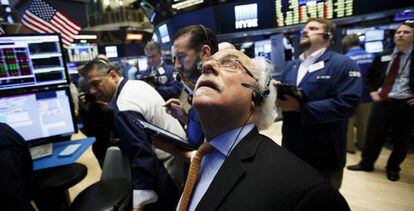 Corredores de bolsa en el parqué de Nueva York