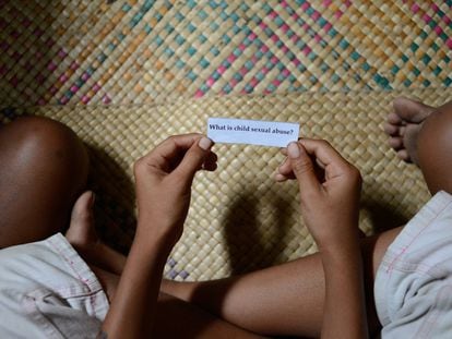 Desde 2007, MSF ha atendido a 27.993 víctimas de violencia sexual e intrafamiliar en Papúa Nueva Guinea en sus dos centros en la capital, Port Moresby, y en Tari (una zona rural). De las 3.056 que asistieron en los años 2014 y 2015, el 94% eran mujeres. Casi todas (97%) tuvieron que ser tratadas por heridas físicas provocadas por sus parejas, otros familiares o por agresores sexuales. “Dos tercios habían sido atacadas con armas, desde palos hasta cuchillos”, especifica el informe 'Volver con su maltratador' de la ONG. En esta imagen, un niño víctima de agresiones sexuales lee un mensaje durante una sesión de terapia. El país, sin embargo, adolece de una falta de servicios de atención especializados en menores que han sufrido abusos. Ello, sumado al difícil acceso a la justicia y la casi inexistencia de casas de acogida, provoca ue la mayoría de mujeres y críos tienen que volver con sus maltratadores.
