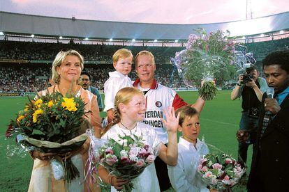 Bartina y Ronald Koeman, con sus tres hijos Debbie, Tim y Ronald en Róterdam en 1997.