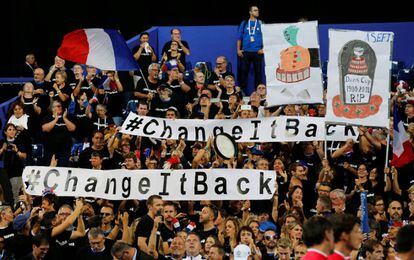 Aficionados franceses protestan el cambio de formato de la Davis en el Estadio Pierre Mauroy de Lille.