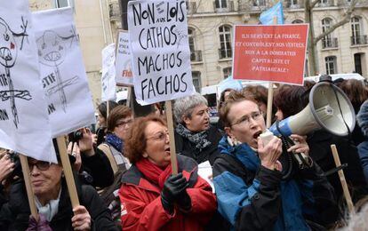 Manifestantes a favor del derecho al aborto delante de la embajada española en París.