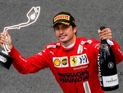 El piloto de Ferrari Carlos Sainz sostiene el trofeo tras quedar segundo en el Gran Premio de Mónaco, este domingo.