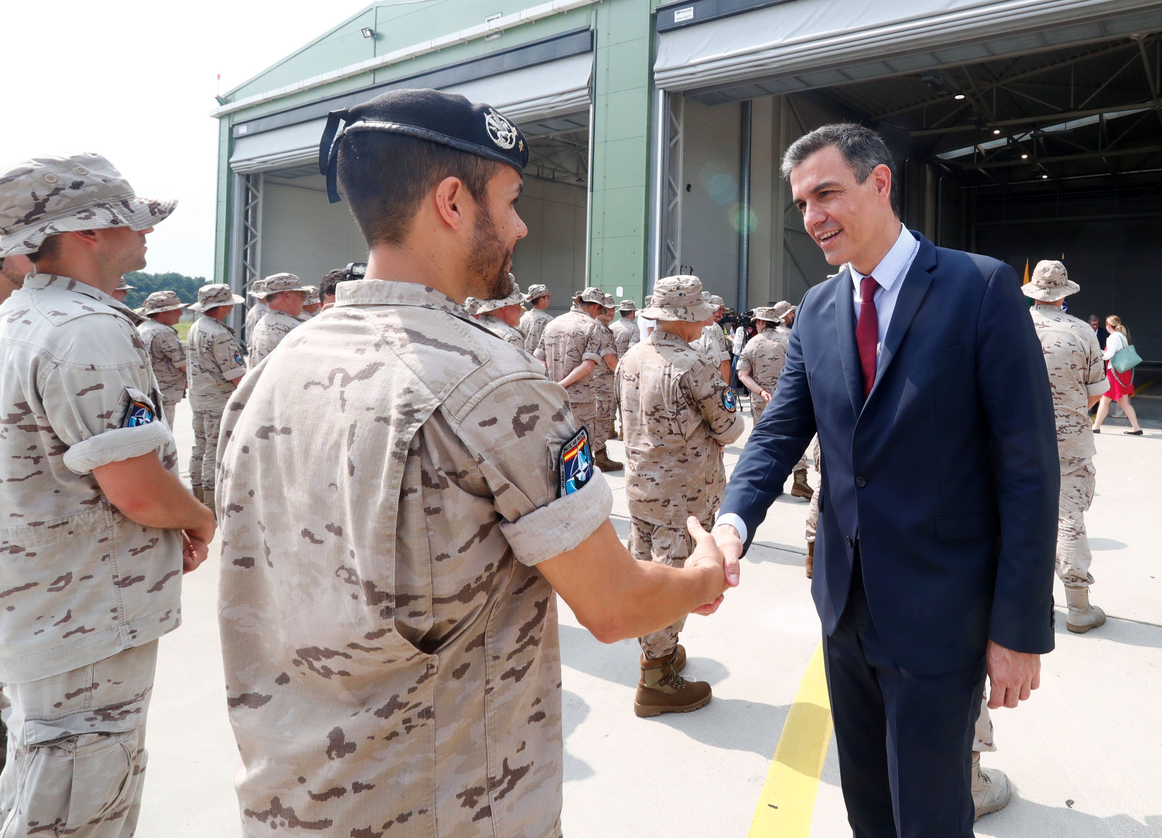 Pedro Sánchez saluda a los militares españoles en la base de Siauliai, este jueves. 