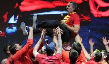 Miembros del equipo llevan en volandas al entrenador.