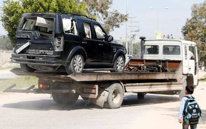 Un vehículo del convoy del primer ministro palestino, Rami Hamdallah, este martes tras la explosión en una carretera de Gaza.