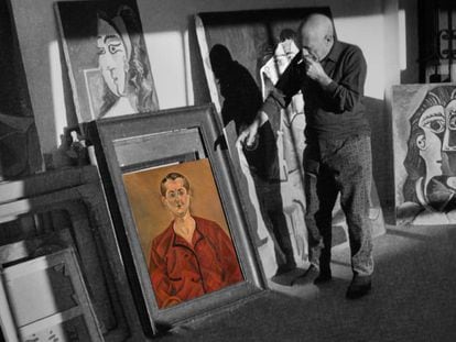 Picasso assenyala l’autoretrat de Miró del 1919 en una fotografia en blanc i negre feta el 1963 per Edward Quinn a Mougins, a la qual s’ha superposat el llenç original en color.