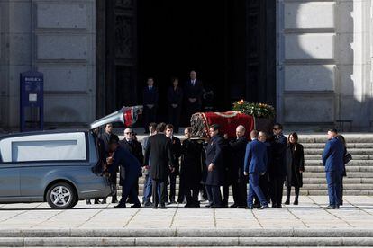 Familiares de Francisco Franco introducen el féretro en el coche fúnebre que se encuentra en los accesos al templo.