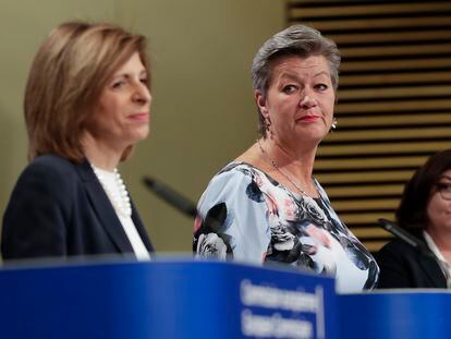 Desde la izquierda, la comisaria de salud, Stella Kyriakides; la de Interior, Ylva Johansson, y la de Transporte, Adina Valeana, este miércoles en Bruselas.