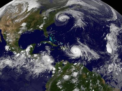 María, arriba, en las Islas Vírgenes Americanas, y José, abajo, a la altura de Puerto Rico, en una imagen de este miércoles de la Administración Nacional Oceánica y Atmosférica de EE UU.