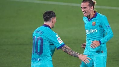 Messi y Griezmann celebran uno de los tantos al Villarreal.