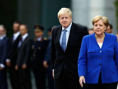 El primer ministro británico, Boris Johnson, y la canciller alemana, Angela Merkel, en Berlín.