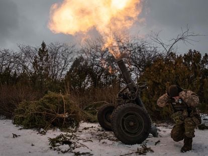 Un soldado ucranio de la 93 Brigada Mecanizada se tapaba los oídos mientras disparaba un mortero francés de 120 mm contra posiciones rusas en Bajmut, el miércoles.