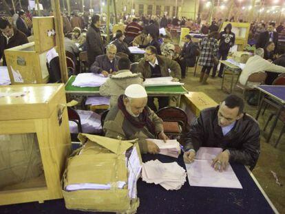 Recuento de votos de las elecciones legislativas en El-Kalubia, a las afueras de El Cairo.