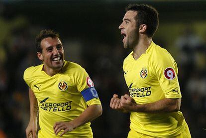 Cazorla y Rossi celebran un tanto ante el Atlético.