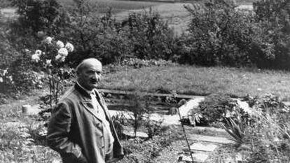 El filósofo Martin Heidegger, en su jardín en torno a 1964. 