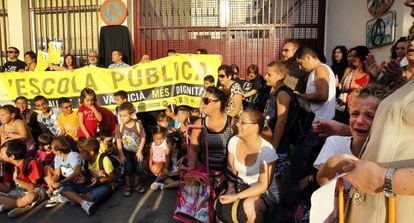 Alumnos y padres del colegio Malva-rosa protestan por los recortes.