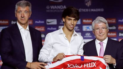 Miguel Ángel Gil, consejero delegado del Atlético de Madrid, y Enrique Cerezo, presidente del club, en la presentación del futbolista João Félix en 2019.