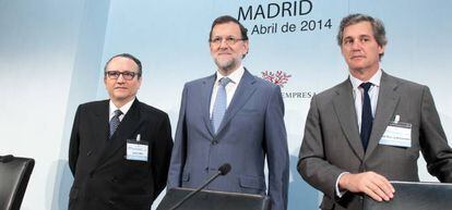 El presidente del IEF, Javier Moll; el presidente del Ejecutivo Mariano Rajoy, y el presidente de Acciona, Jos&eacute; Manuel Entrecanales.