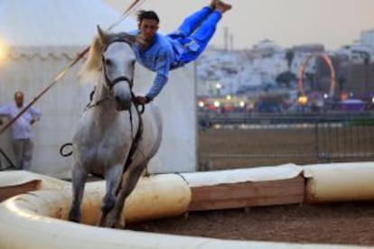 Acrobacias durante el pasado festival de circo de Karacena, en la ciudad de Salé, en Marruecos.