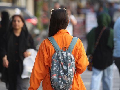 Una joven iraní caminaba con el cabello descubierto en Teherán, el pasado 16 de julio, el mismo día que se confirmó el retorno de la policía de la moralidad a las calles de Irán para imponer el uso del velo.