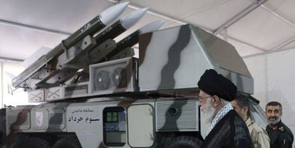 El L&iacute;der Supremo Al&iacute; Jamenei supervisa una bater&iacute;a antia&eacute;rea en instalaciones de la Guardia Revolucionaria, en una imagen de 2014.                                                                                                                                                                                                                                                                                                                                                                                                                                                                                                                                                                                                                                                                                                                                                                                                                                                                                                                                                                                                                                                                                                                                                                                                                                                                                                                                                                                                                                                                                                                                                                                                                                                                                                                                                                                                                                                                                                                                                                                                                                                                                                                                                                                                                                                                                                                                                                                                                                                                                                                                                                                                                                                                                                                                                                                                                                                                                                                                                                                                                                                                                                                                                                                                                                                                                                                                                                                                                                                                                                                                                                                                                                                                                                                                                                                                                                                                                                                                                                                                                                                                                                                                                                                                                                                                                                                                                                                                                                                                                                                                                                                                                                                                                                                                                                                                                                       