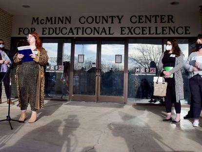 La profesora universitaria Alex Sharp, segunda por la izquierda, durante la conferencia de prensa de los vecinos del condado de McMinn del pasado 10 de febrero. En ella, protestaron por la retirada de 'Maus' de la lista de lecturas de sus alumnos adolescentes.