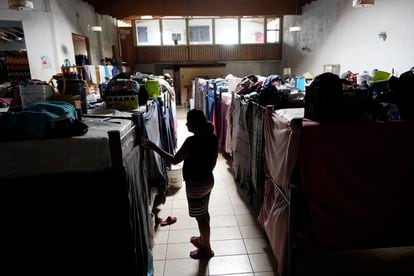 Una mujer de Honduras espera en un albergue para migrantes, el 23 de mayo de 2022, en Tijuana, México.