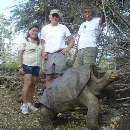 Richard Gere y dos naturalistas con una tortuga centenaria.