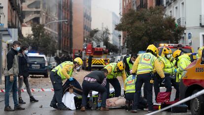 Los servicios de emergencia atienden a una persona herida en la explosión, este miércoles en Madrid.