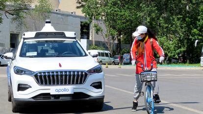 Un robotaxi Apollo Go en las calles de la capital china.