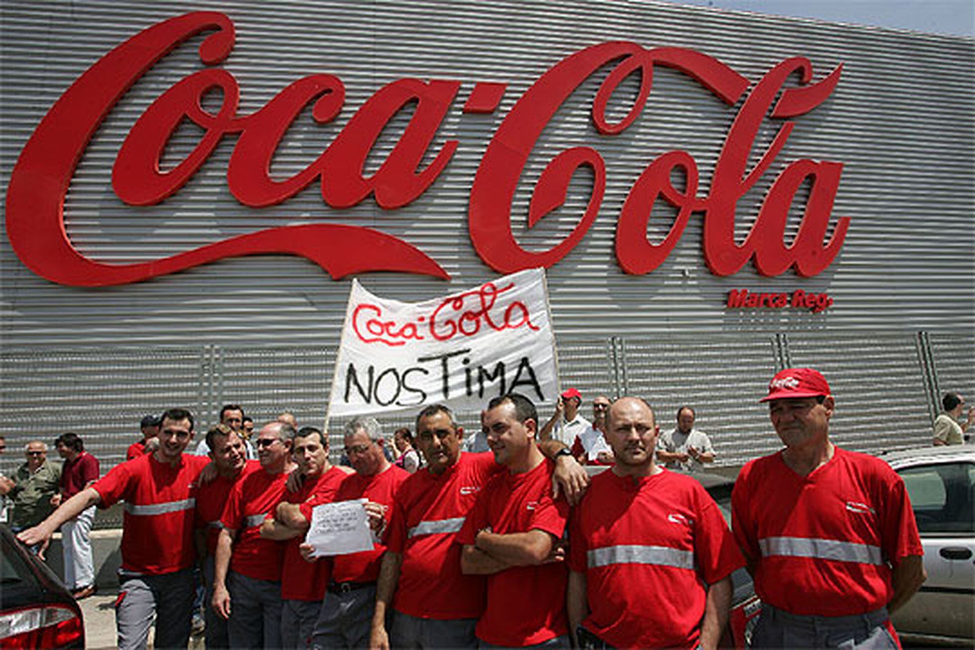 Trabajadores de CocaCola durante su encierro  Comunidad Valenciana