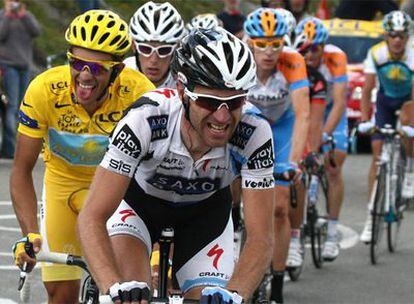 Contador, de amarillo a la izquierda y por delante de Voigt, sigue la rueda de Andy Schleck en la etapa de ayer.