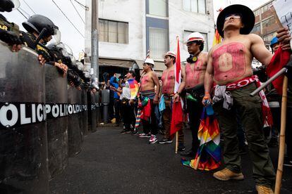 Manifestantes en Arequipa (Perú), frente a policías antidisturbios, el pasado 20 de enero.