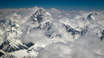 El K 2, la segunda montaña más alta del mundo, visto desde el aire.
