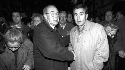José Antonio Ardanza y Ramón Jáuregui, en una manifestación contra ETA en noviembre de 1996.