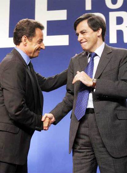 Nicolas Sarkozy saluda a su consejero político de campaña y nuevo primer ministro.