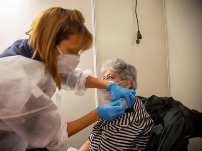 Vacunación de una mujer contra la gripe este martes en Vitoria.