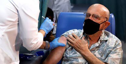Un hombre es vacunado contra la covid-19 en el hospital Ashford de San Juan (Puerto Rico), el pasado miércoles.