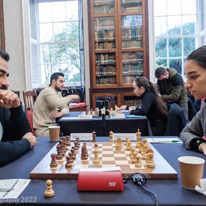 El catarí Husain Aziz y la azerbaiyana Gunay Mammadzada, este lunes, durante la primera ronda de la 'Batalla de los Sexos' en Gibraltar