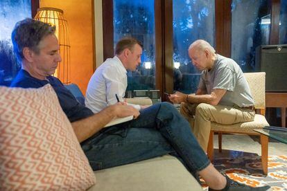 Biden y el presidente polaco Duda charlan en presencia de Blinken, esta madrugada en Bali.